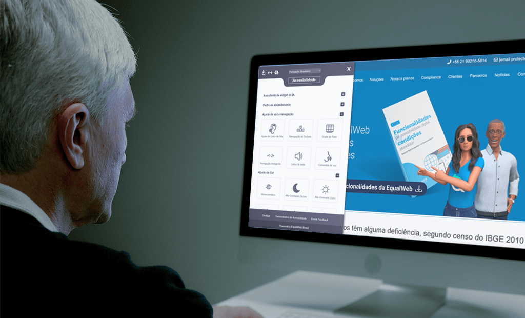 Pessoa observando a tela de um computador com o site da EqualWeb aberto na tela