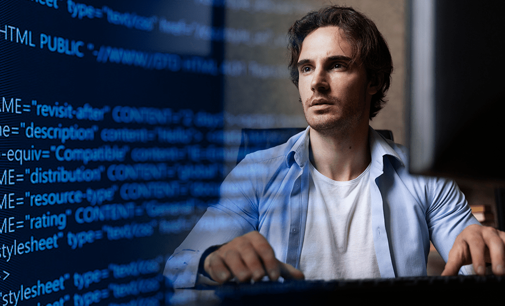 Homem programador digitando com código HTML sobreposto, ilustrando a implementação técnica de ajustes de acessibilidade digital em sites.
