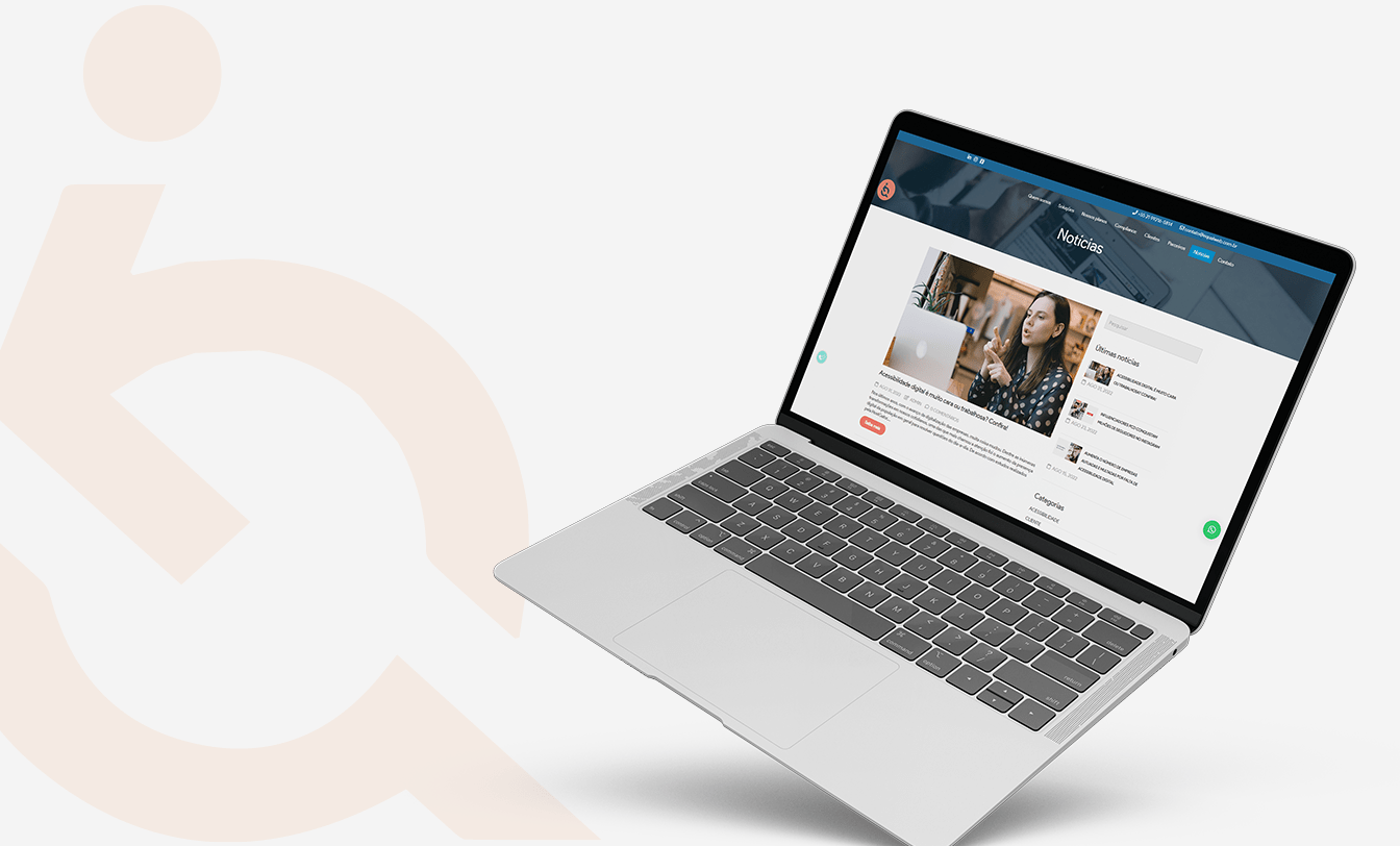 Laptop exibindo site com artigo sobre acessibilidade digital, sobreposto ao ícone da cadeira de rodas em tom claro.