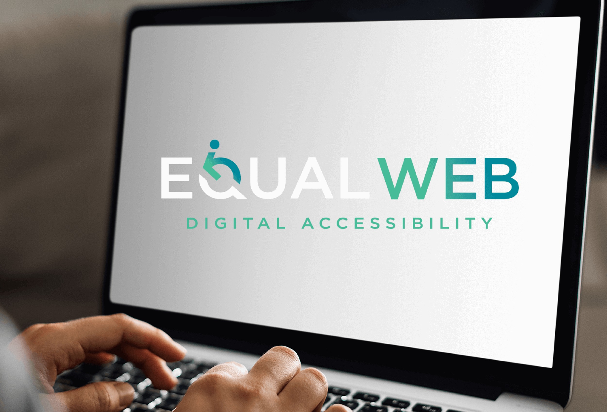 Logo da EqualWeb Digital Accessibility exibido em um laptop, com a letra Q estilizada como ícone de acessibilidade, sobre fundo branco.