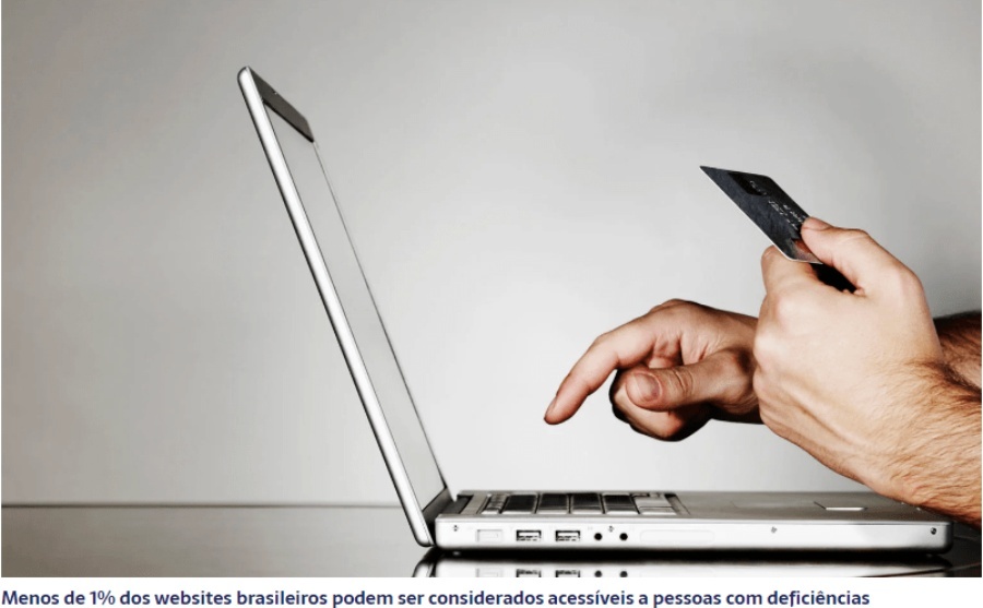 Mãos digitando em laptop com cartão. Legenda: menos de 1% dos sites brasileiros são acessíveis a pessoas com deficiência.