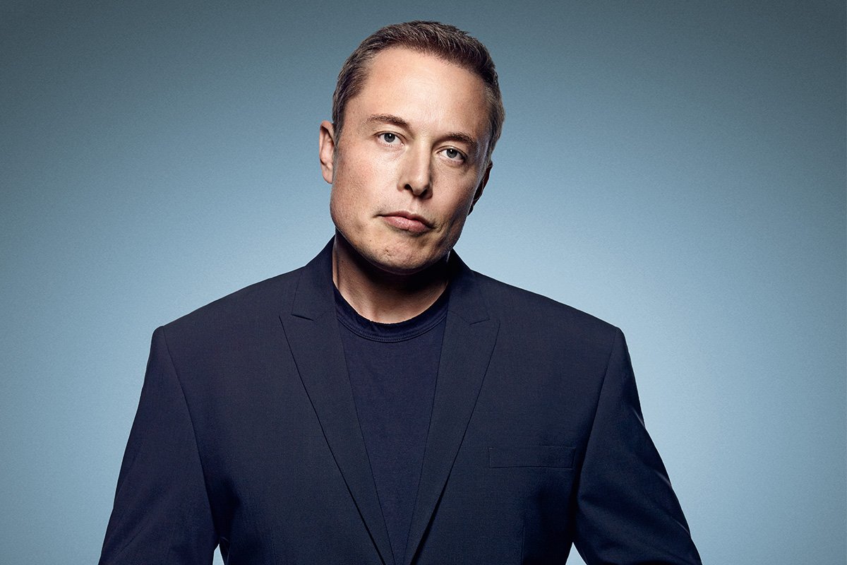 Elon Musk de terno escuro e camiseta preta sobre fundo azul gradiente, retrato formal para artigo sobre tecnologia e inclusão.