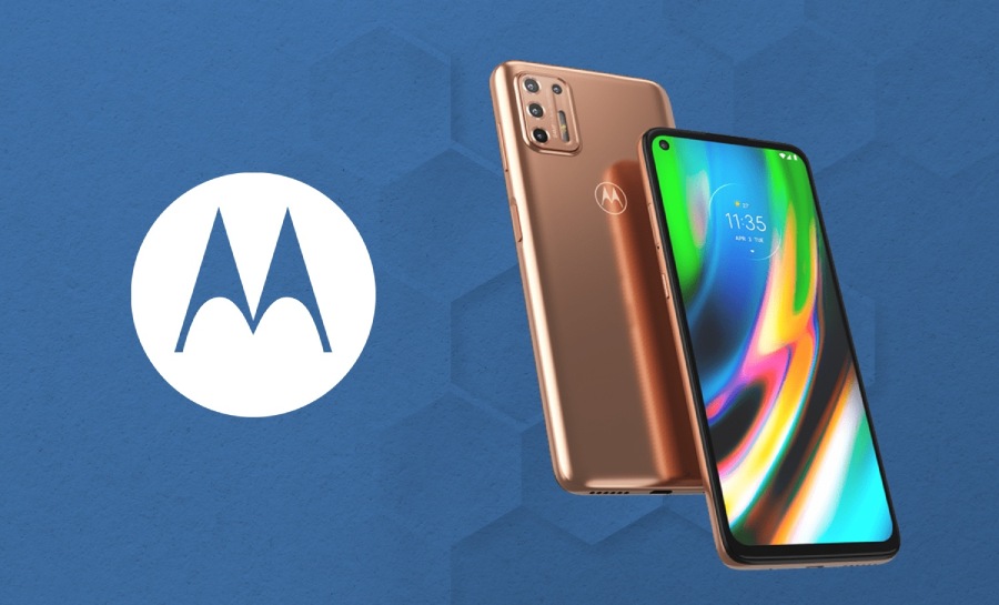 Smartphone Motorola dourado exibido de frente e verso ao lado do logotipo da marca, sobre fundo azul com padrão hexagonal.