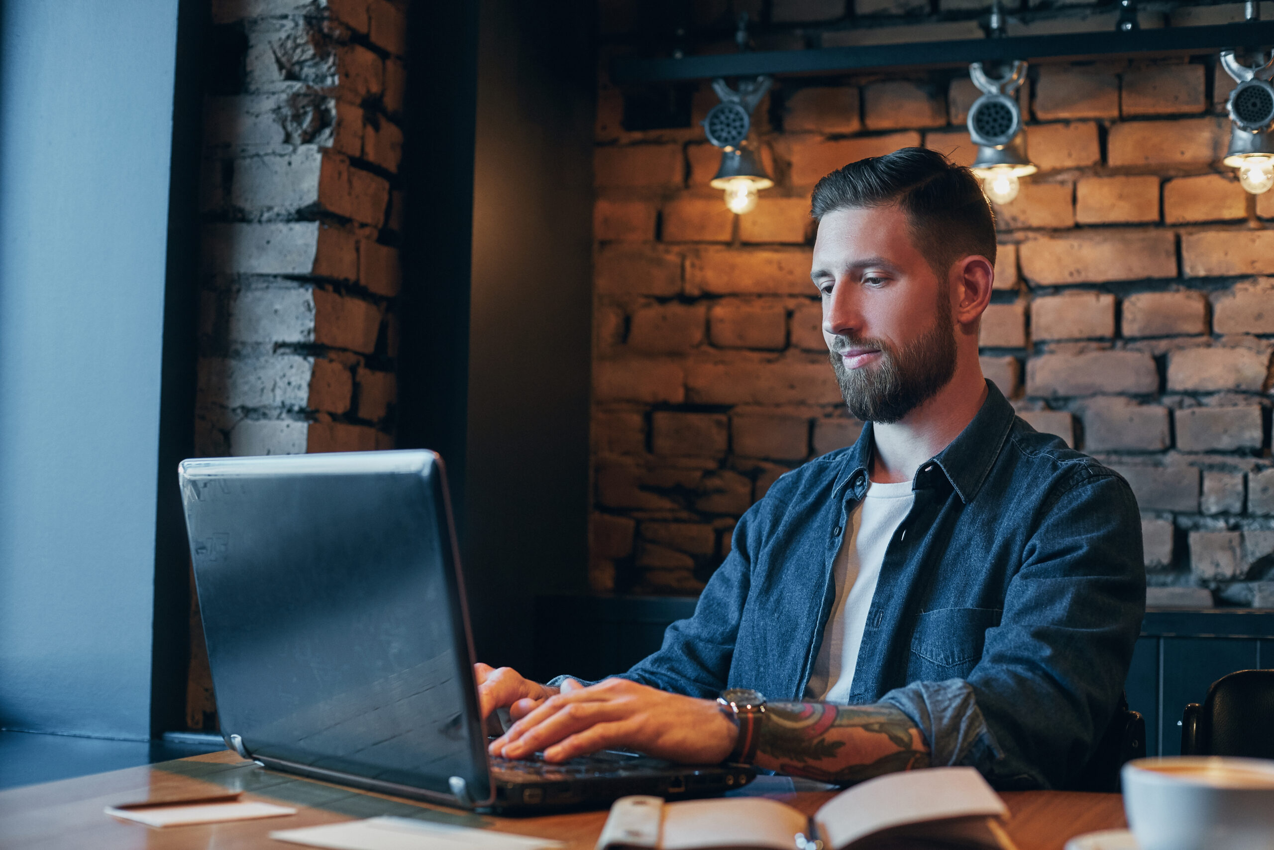 Profissional analisando requisitos da ABNT NBR 17225 em um site corporativo.