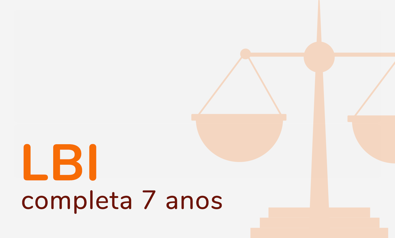 LBI completa 7 anos, ilustrado com uma balança da justiça em tons de laranja e bege sobre fundo claro.