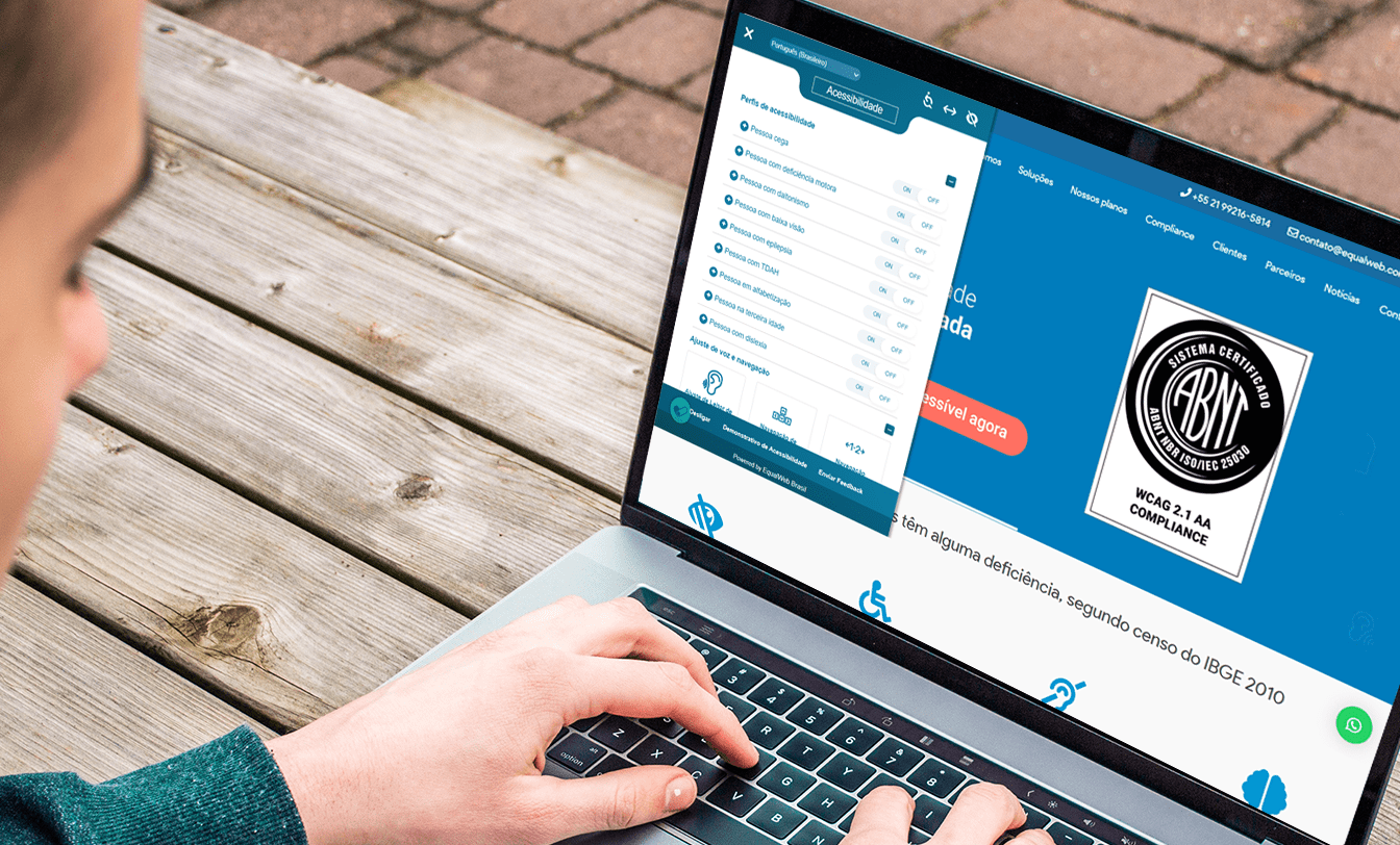 Pessoa usa laptop com ferramenta EqualWeb aberta, mostrando menu de perfis de acessibilidade e certificação ABNT WCAG 2.1 AA no site.
