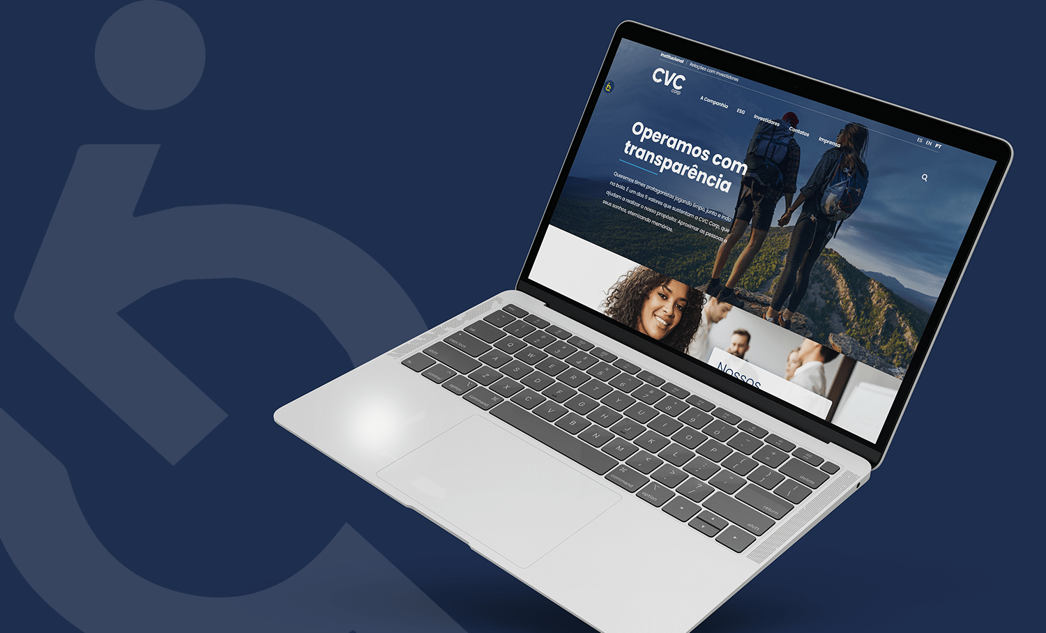Laptop mostra site da CVC Corp: "Operamos com transparência" em fundo azul escuro, com ícone de acessibilidade.
