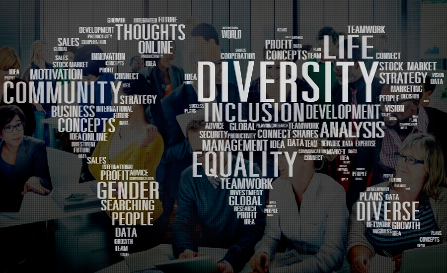 Nuvem com "DIVERSITY", "INCLUSION" e "EQUALITY" sobre profissionais em reunião, simbolizando acessibilidade e diversidade digital.