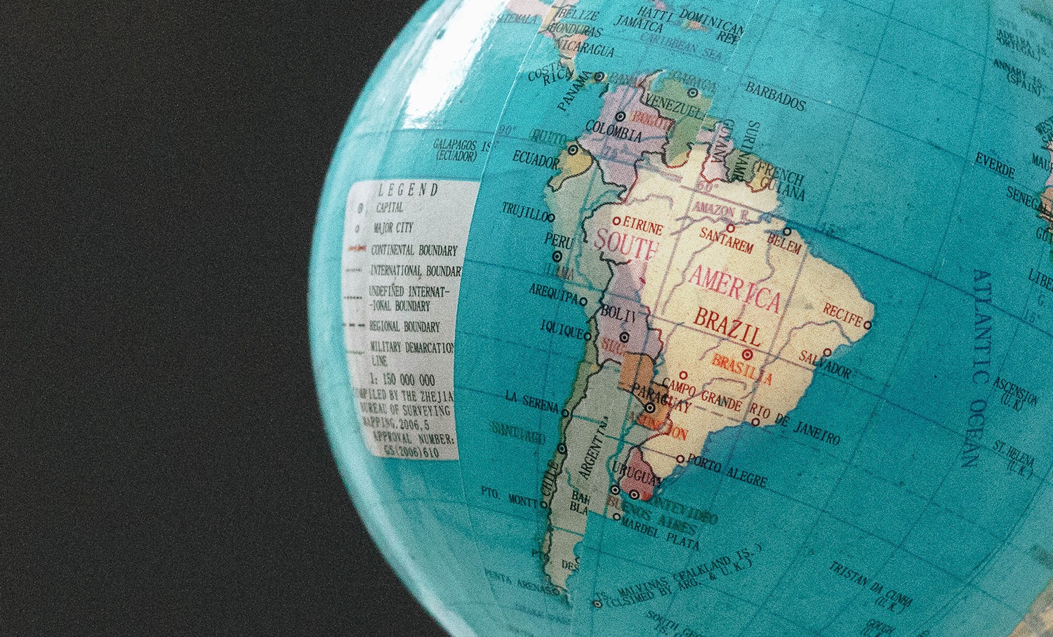 Globo com América do Sul, foco no Brasil e legenda em inglês. Ilustra o contexto geográfico da acessibilidade digital no país.