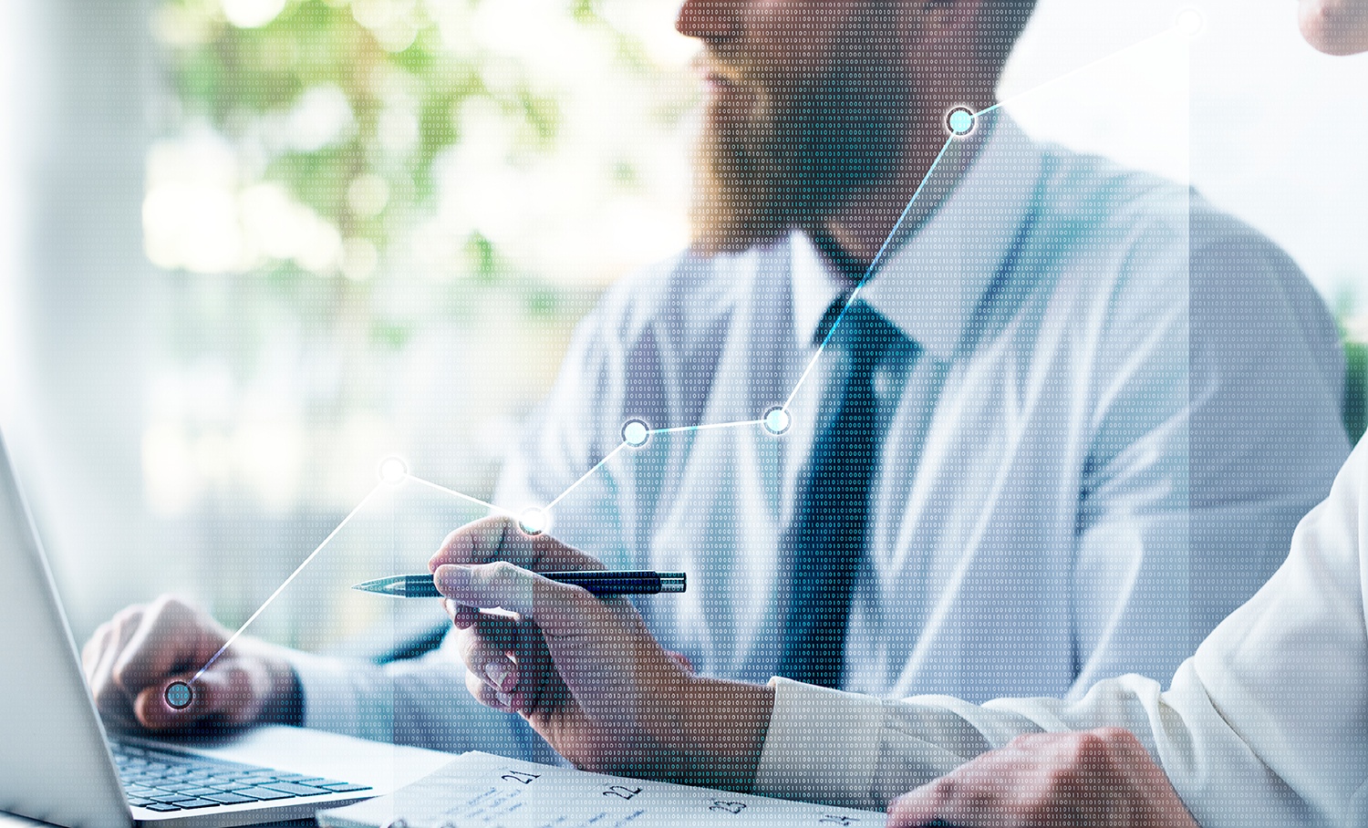 Homens em reunião de negócios com laptop e gráfico digital sobreposto, simbolizando crescimento e análise de dados corporativos.