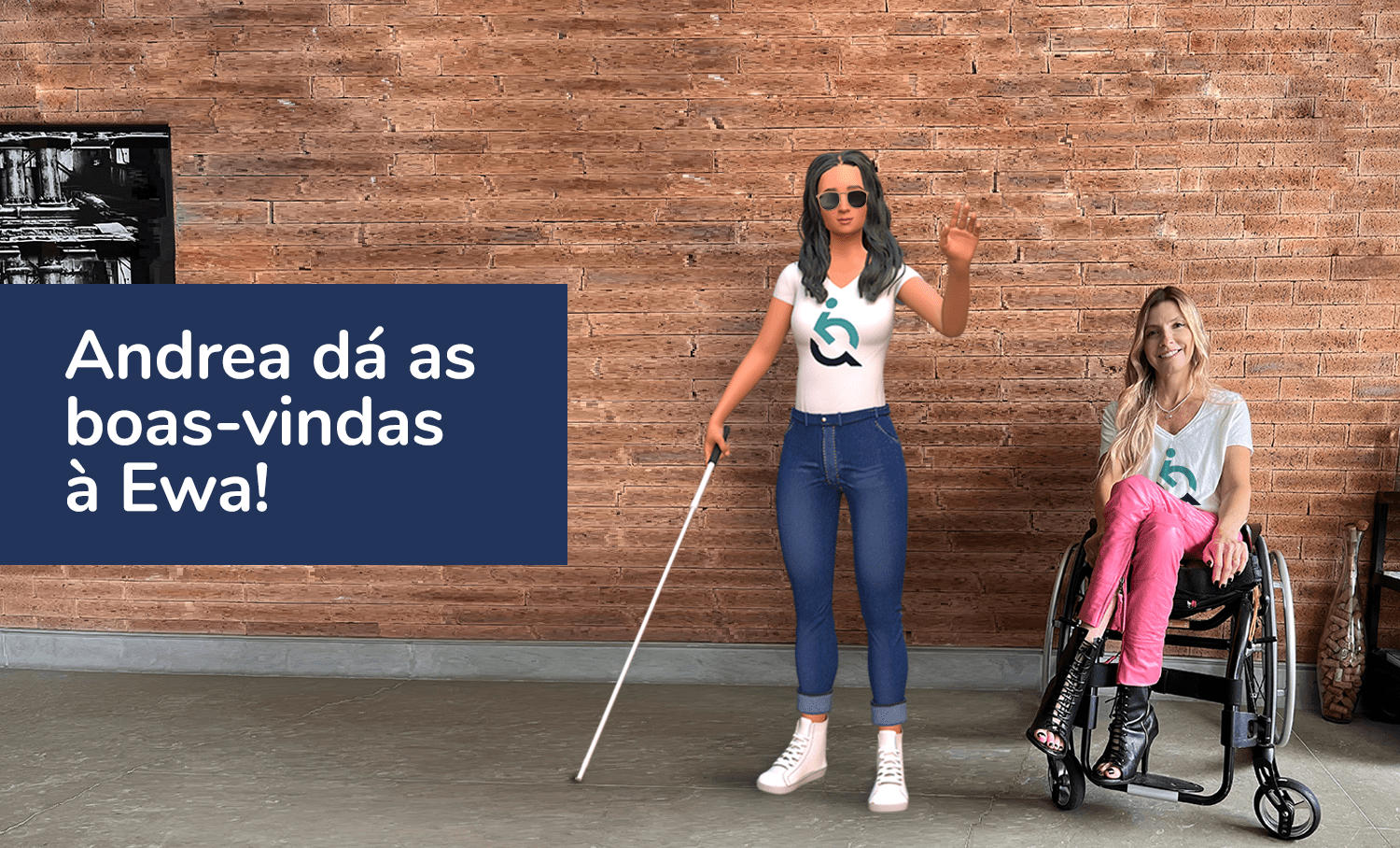 Andrea e Ewa, em cadeira de rodas e com bengala, acenam juntas usando camisas da EqualWeb.
