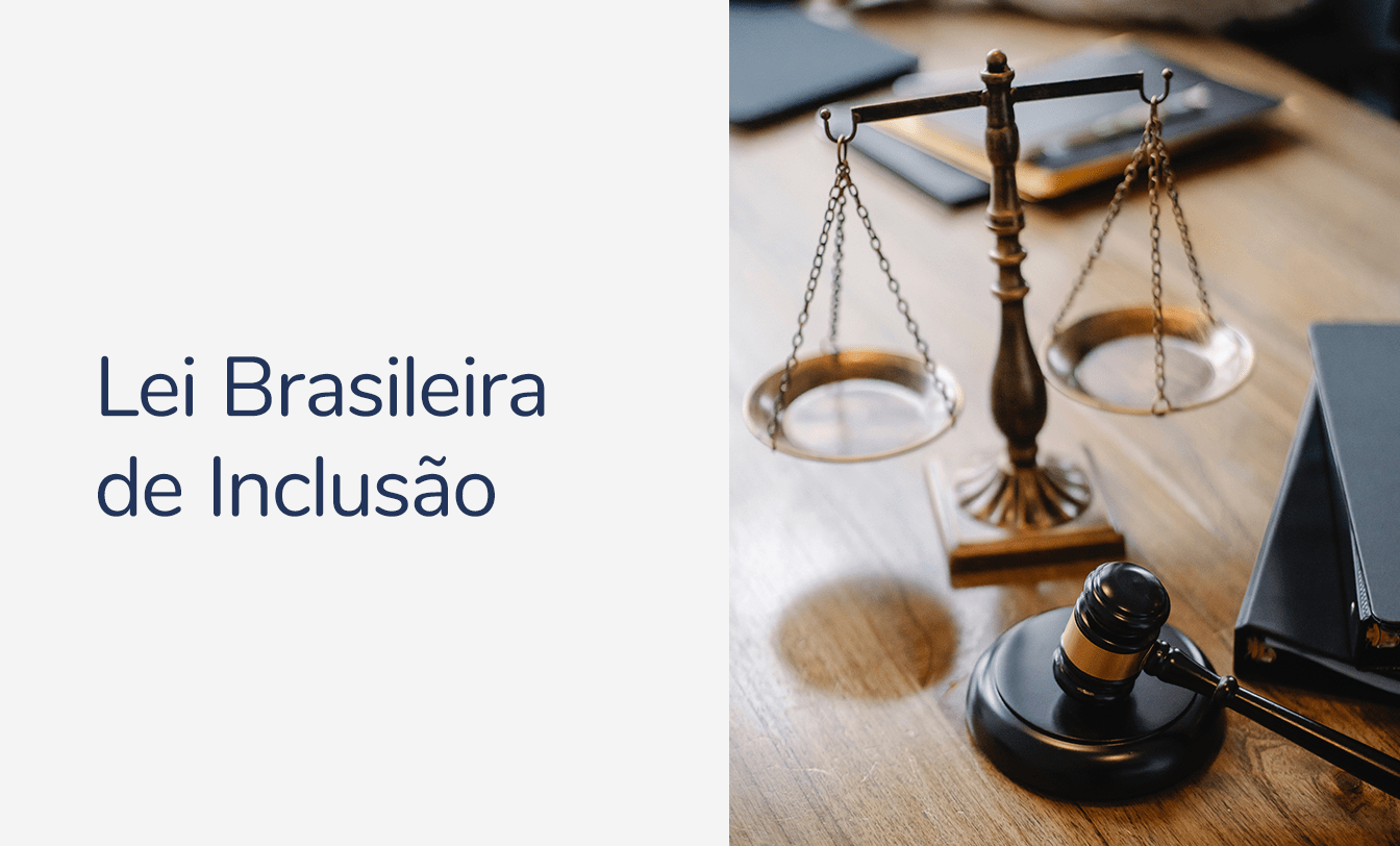 Texto "Lei Brasileira de Inclusão" ao lado de balança e martelo de juiz sobre mesa de madeira, simbolizando justiça e conformidade legal.