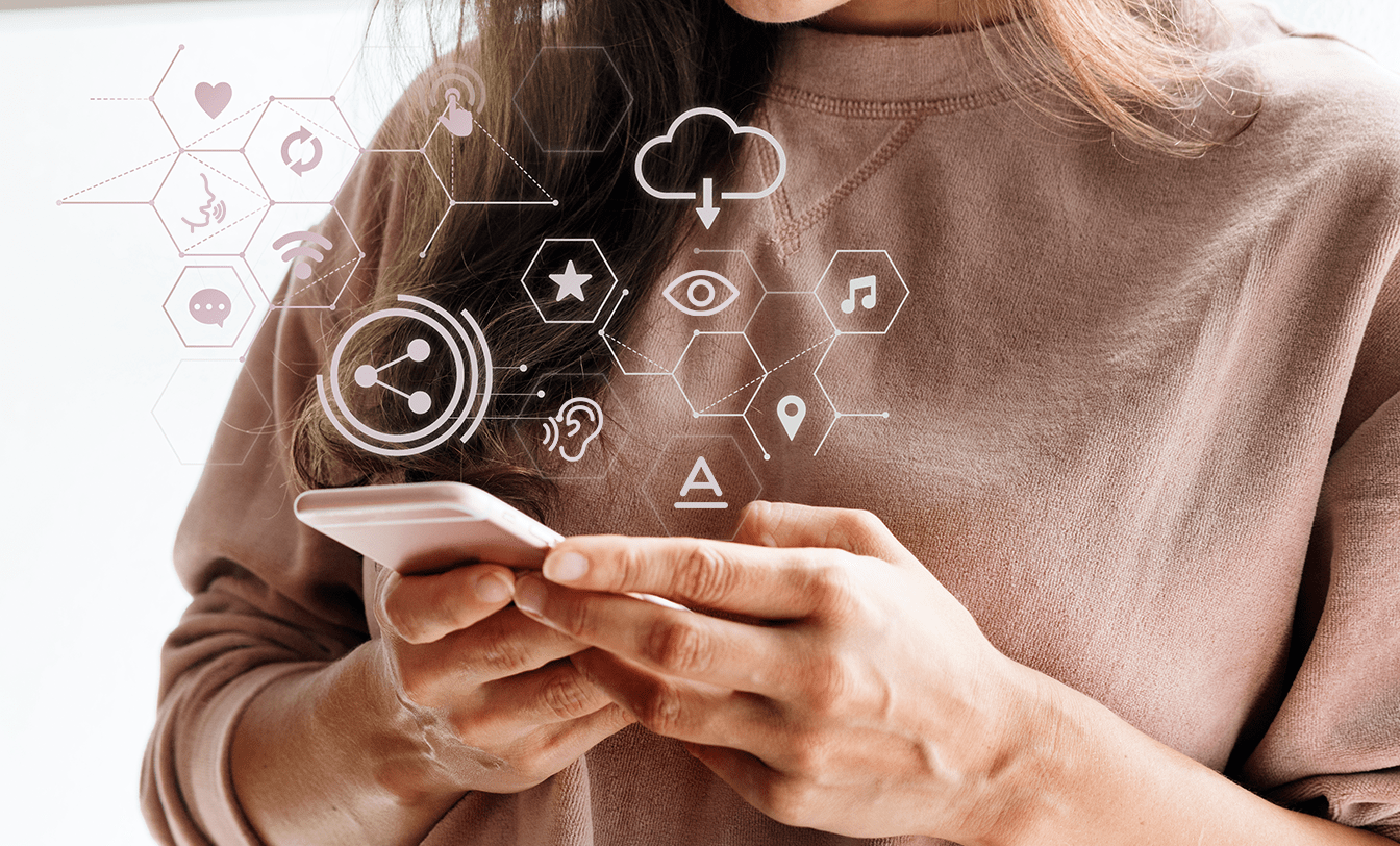Mãos segurando smartphone com ícones flutuantes de acessibilidade, como olho, ouvido e letra A, representando diretrizes web inclusivas.