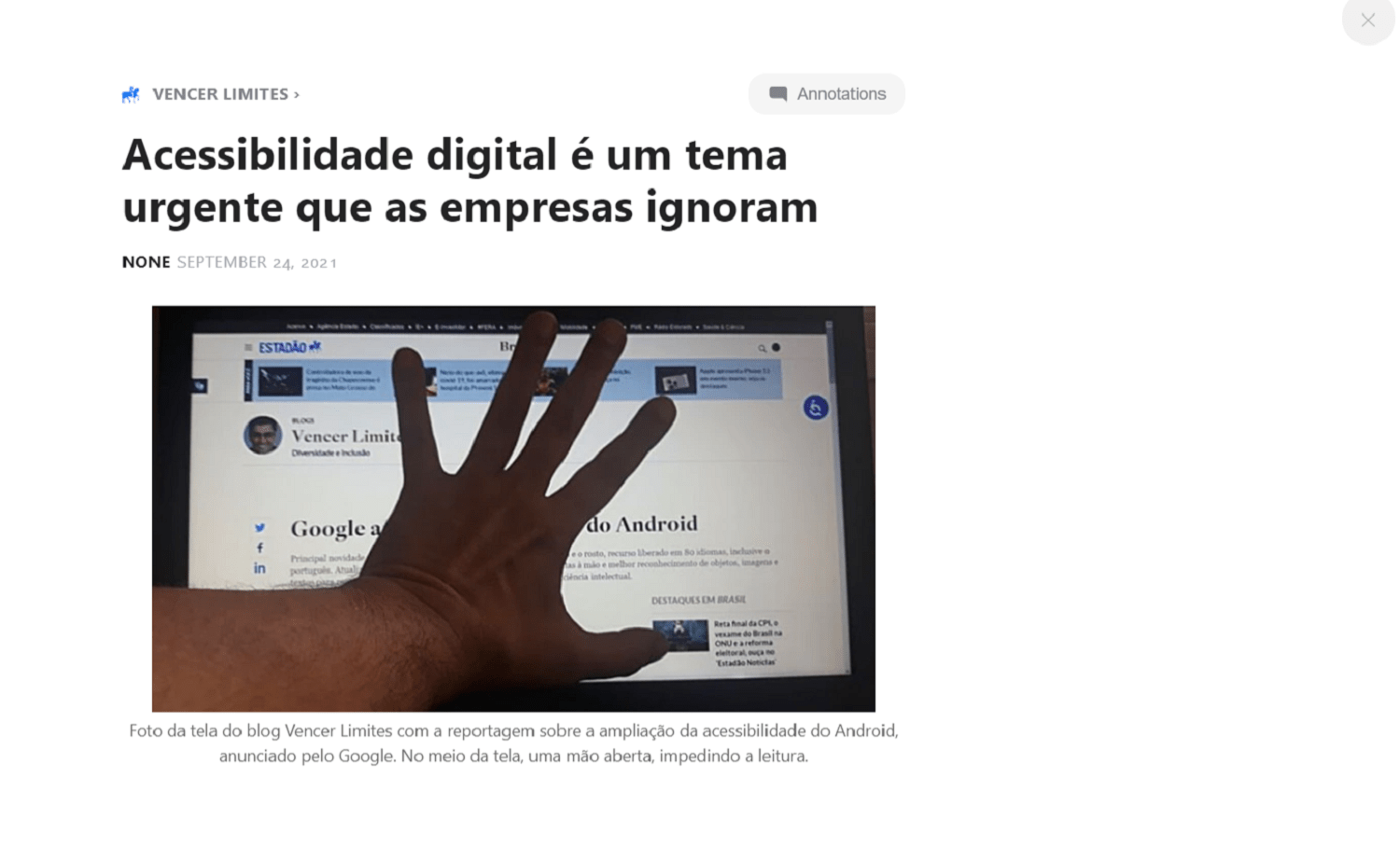 Tela do blog Vencer Limites com uma mão aberta sobre a tela, bloqueando o conteúdo e simbolizando a barreira na acessibilidade digital.