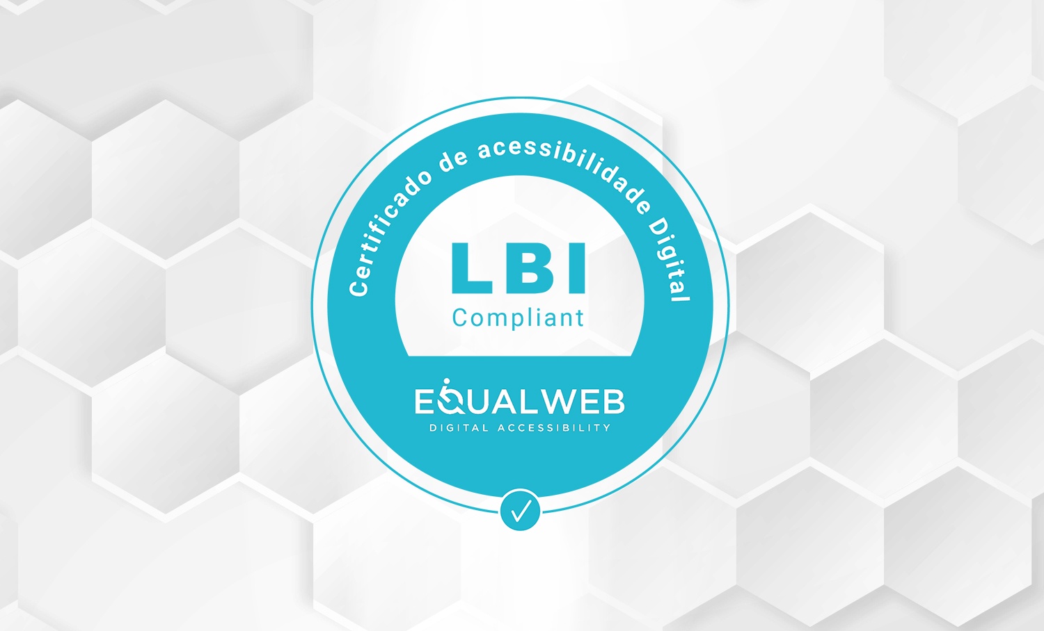 Selo circular azul com texto "Certificado de acessibilidade Digital LBI Compliant" e logotipo Equalweb, sobre fundo branco hexagonal.