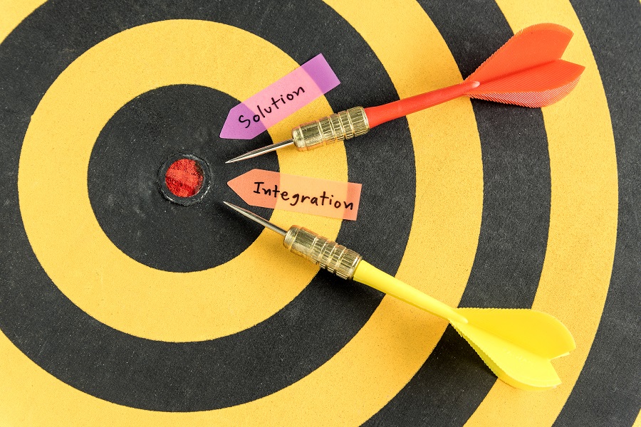 Dardos "Solution" e "Integration" no alvo simbolizam foco em soluções e integração para inclusão digital.