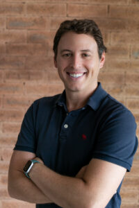 imagem de Jaques Haber, Head de Impacto da EqualWeb Brasil. Homem branco, de 42 anos, cabelos castanhos curtos, que está sorrindo e olhando para a câmera. Ele veste uma camisa polo azul marinho.  imagem de jaques haber acessibilidade