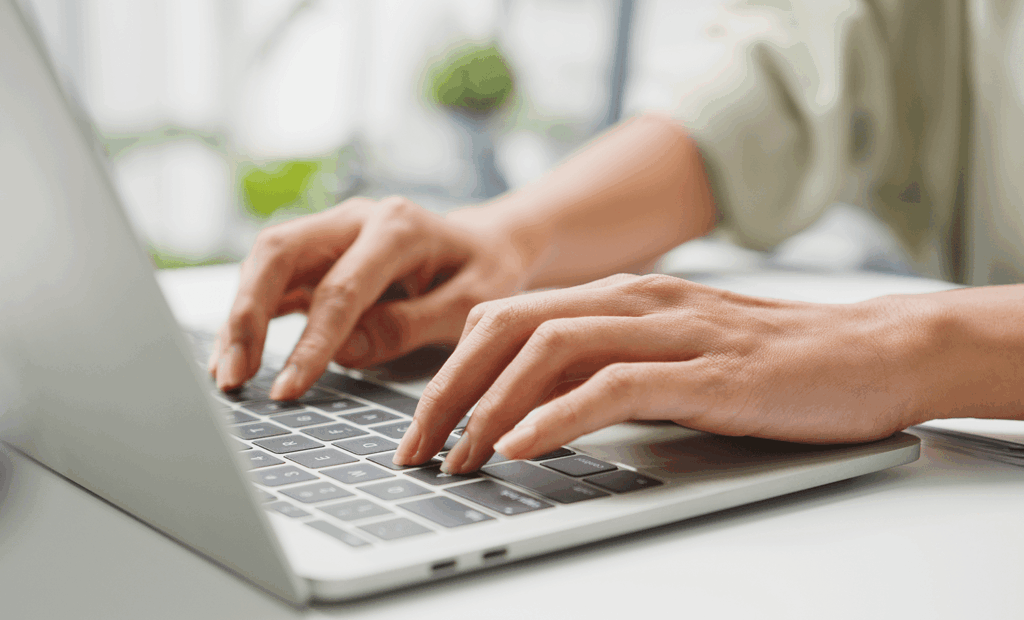 saúde. Imagem de uma mão feminina mexendo no notebook