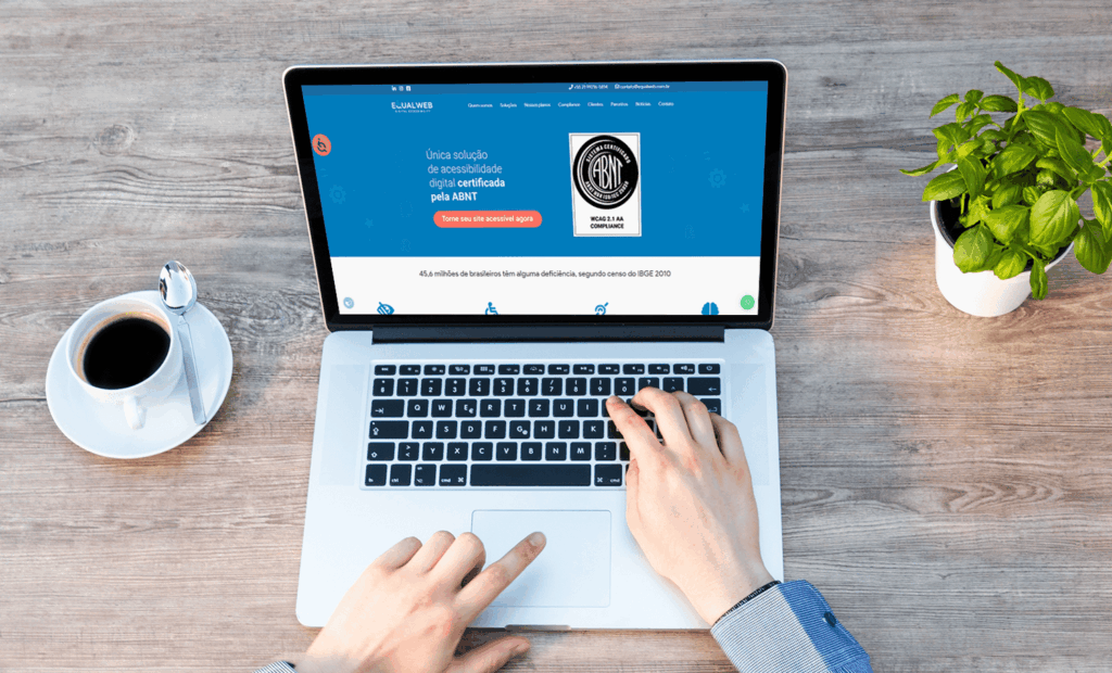 saúde. Imagem de uma pessoa mexendo no notebook e na tela inicial o site da EqualWeb aberto na home.