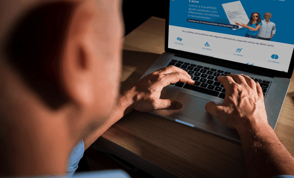 entretenimento. Imagem de um homem mexendo no notebook com a página incial do site da equalweb aberto.