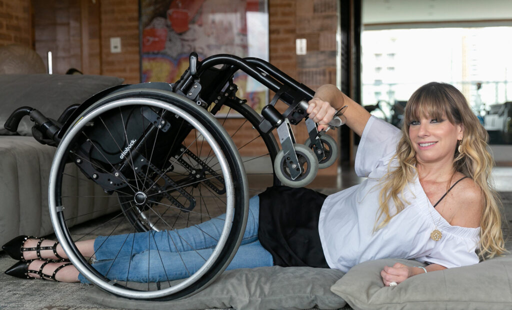 Andrea Schwarz posando para a foto com sua cadeira de rodas