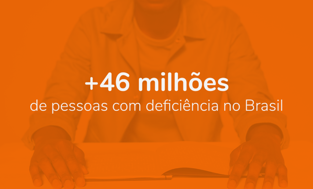 futuro. Imagem de uma pessoa negra de camisa social lendo um livro, por cima dessa imagem temos um filtro laranja com a seguinte mensagem no centro: + 46 milhões de pessoas com deficiência no Brasil.  