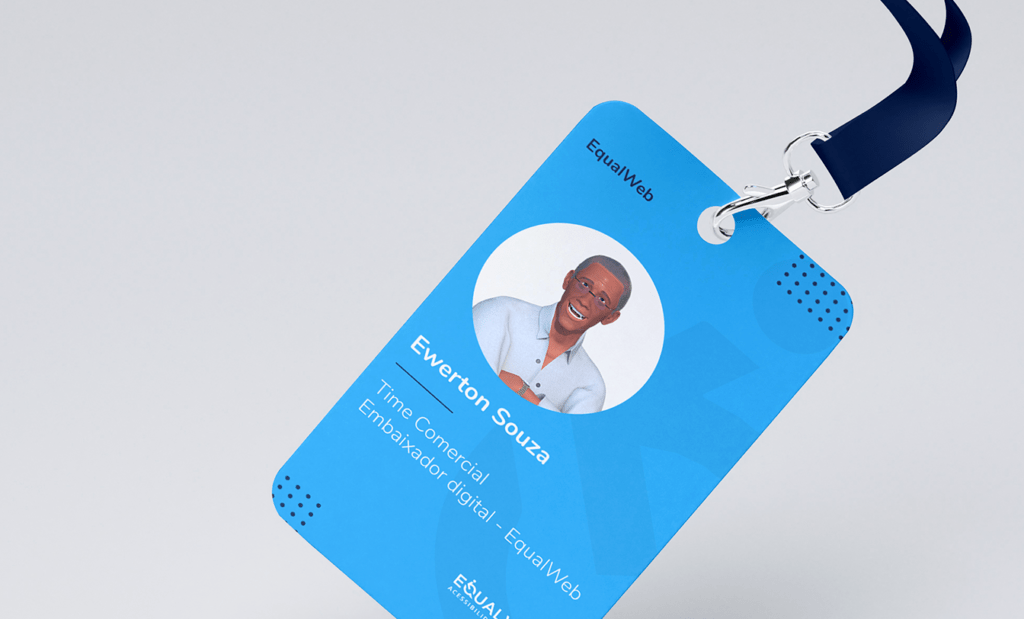 ewerton. A imagem representa um crachá de empresa em azul com a foto do Ewerton homem negro de 71 anos com uma blusa branca social sorrindo e os seguintes dados: Ewerton Souza, time comercial, embaixador digital - EqualWeb
