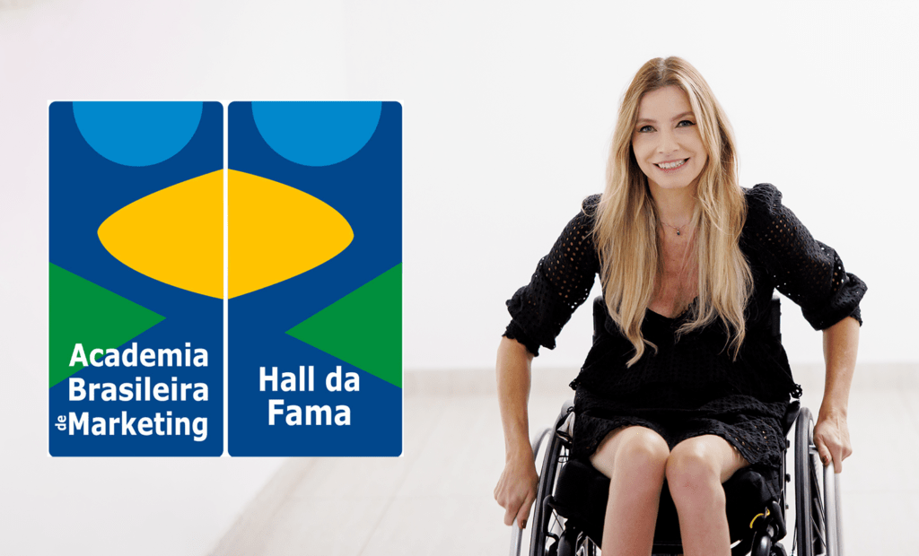 marketing. No banner ao lado esquerde temos a logo da Academia Brasileira de Marketing e do lado direito temos a foto da Andrea com um vestido preto sentada na sua cadeira de rodas. 
