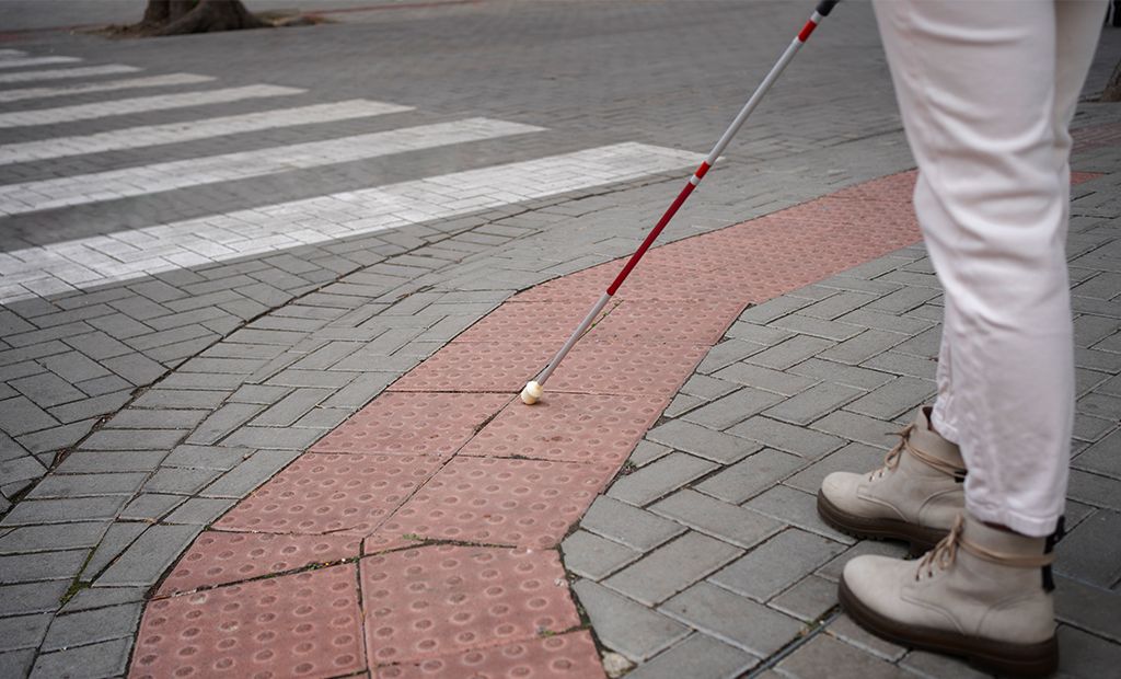 Turismo. Imagem de uma calçada com piso tátil para deficientes visuais. 