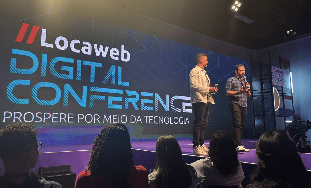 Acessibilidade Digital. Imagem de uma palestra acontecendo no palco do Locaweb Digital Conference.