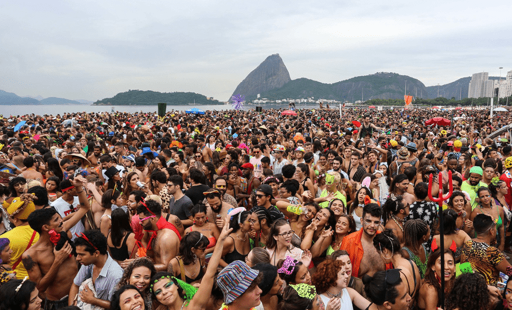 foliões aproveitam o carnaval no Rio de Janeiro