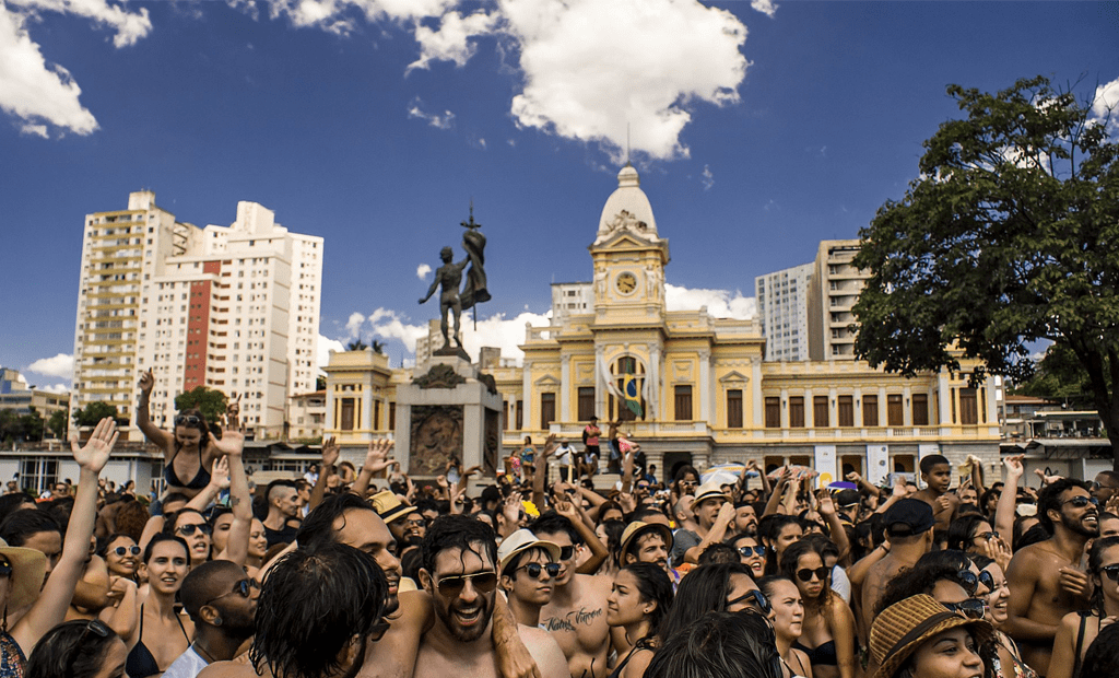 foliões aproveitam o carnaval em Minas Gerais