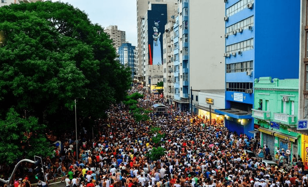 foliões aproveitam o carnaval em São Paulo