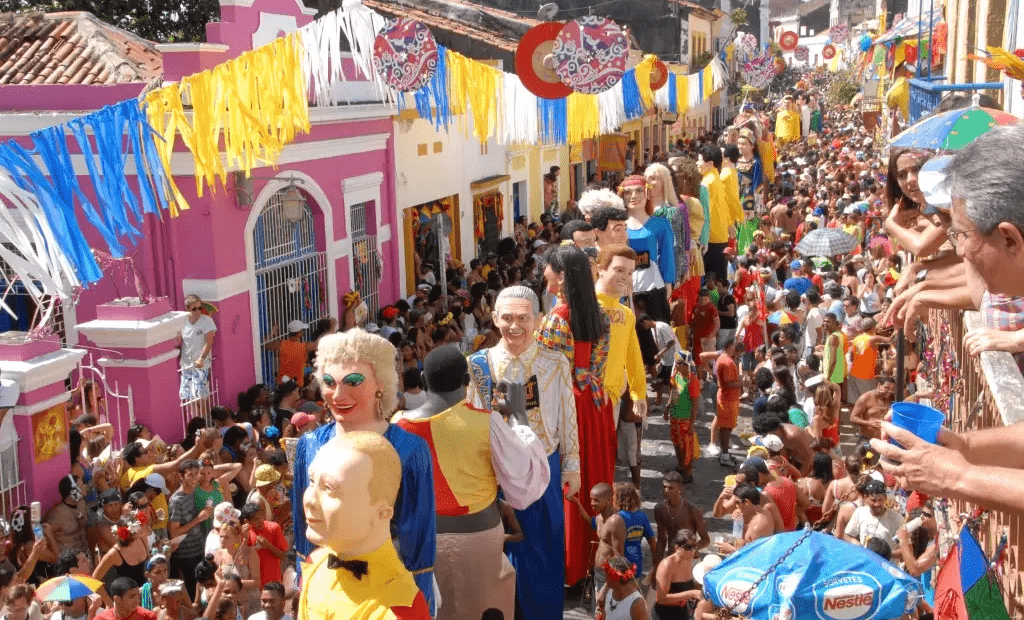 foliões aproveitam o carnaval em Recife