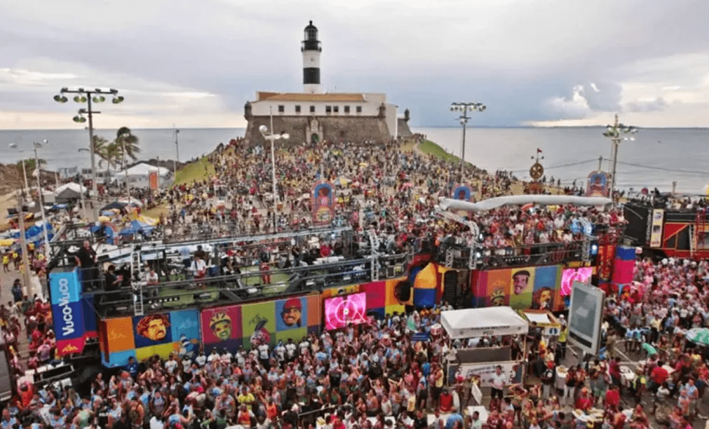 foliões aproveitam o carnaval em Salvador