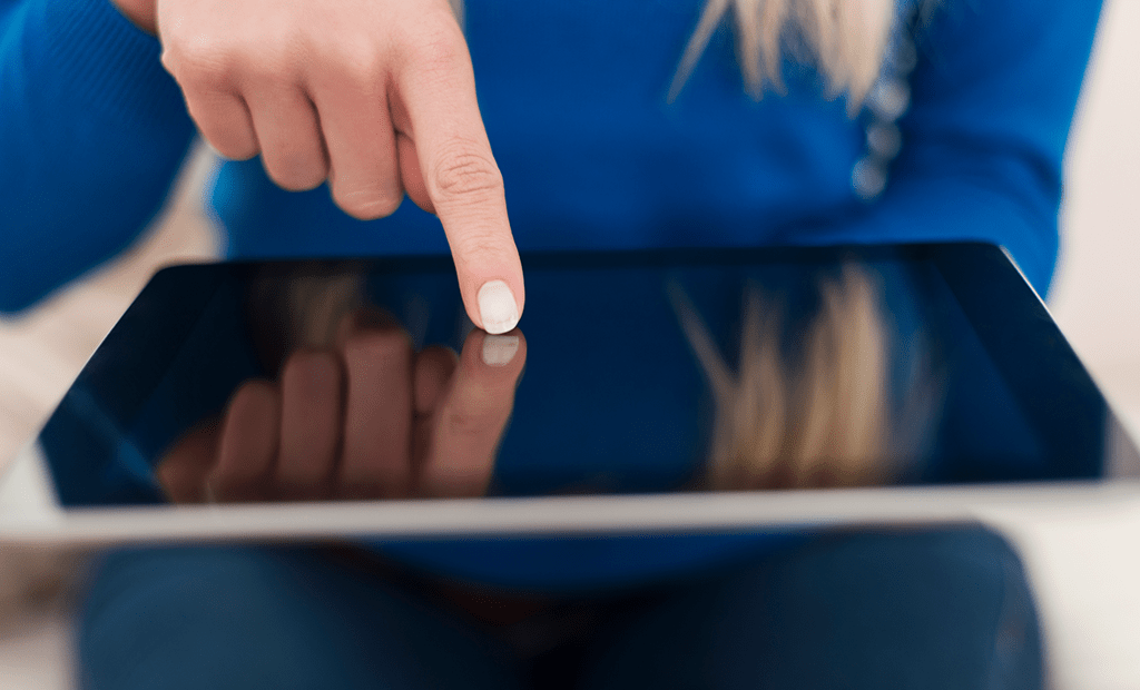  WCAG. Imagem de uma mão feminina mexendo em um tablet.