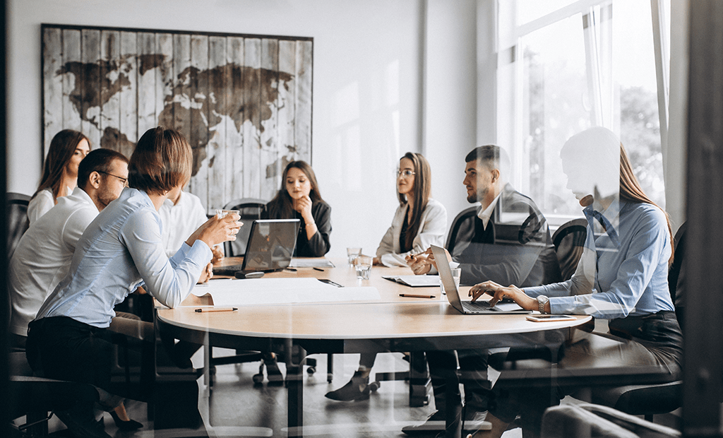 Leis. Imagem de uma sala de reunião com algumas pessoas conversando. 