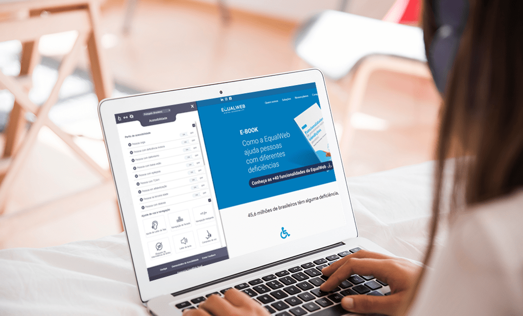Imagem de uma mulher de costas usando um notebook. Na tela, temos o site da EqualWeb aberto com a ferramenta de acessibilidade digital aberta, assim como é possível acessar no site dos clientes que há 4 anos contam com nossa tecnologia em seus sites.
