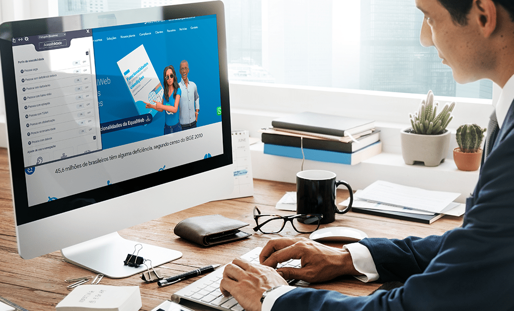 Dia do Cliente. Imagem de um homem mexendo no computador e na tela aparece o site da EqualWeb aberto com ferramenta da EqualWeb mostrando as funcionalidades.