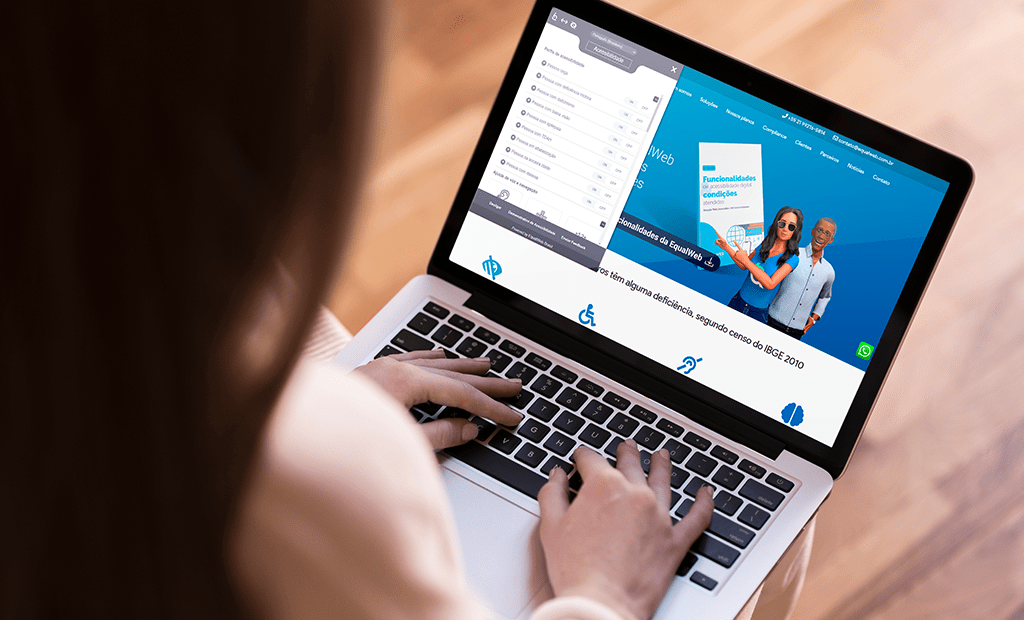 Digital. Imagem de uma mulher acessando o site da EqualWeb Brasil usando a ferramenta da EqualWeb. 