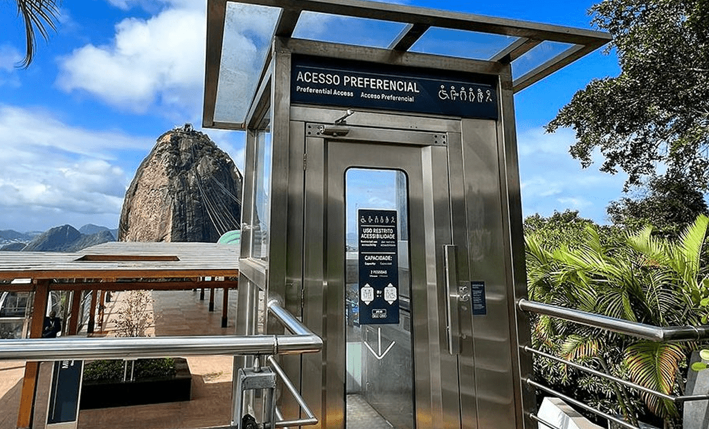 Bondinho Pão de Açúcar. Imagem do elevador acessível que da acesso ao bondinho.